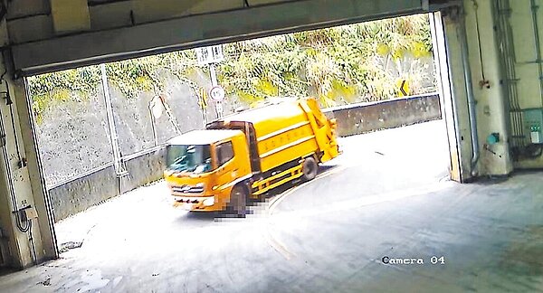 基隆市環保局李姓駕駛遭人踢爆，開垃圾車進入天外天焚化爐時撞上1隻躺在路上的黑狗還輾壓過去，遭質疑是故意傷害動物。（基隆市警察局提供／徐佑昇基隆傳真）