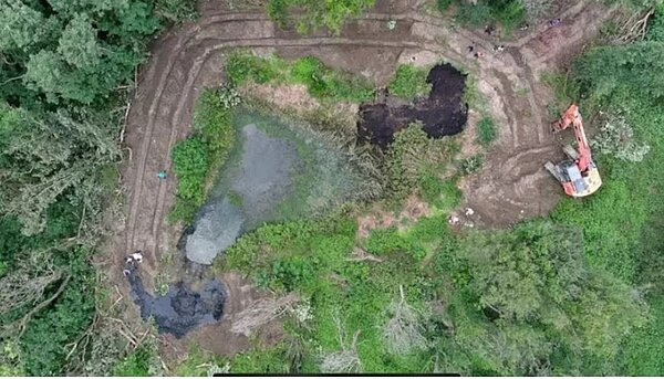 台糖養豬場爆回填廢汙泥、建築廢棄物弊案,專案小組現場開挖時還傳出腐敗臭味。圖/民眾提供