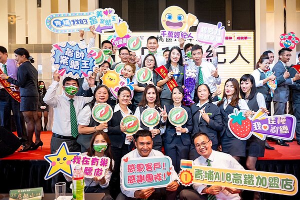 李佳樺團隊自2017年12月第一間開幕後,就以1年開2店的速度擴大版圖,目前已有11間加盟店。圖/永慶房產集團提供