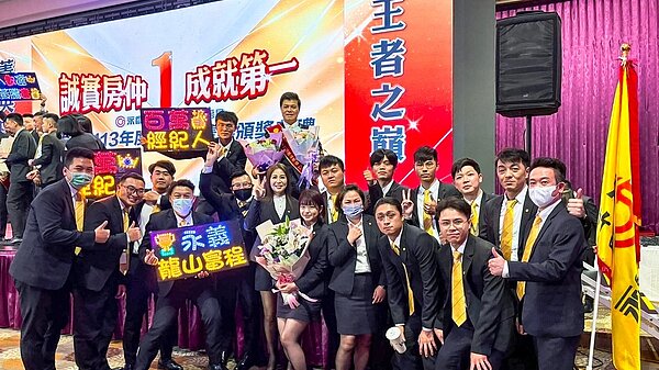 專營土地的盧玟臣店東指出,集團誠實品牌力讓新客戶安心,帶動今年第一季業績超過4千萬元。圖/永慶房產集團提供