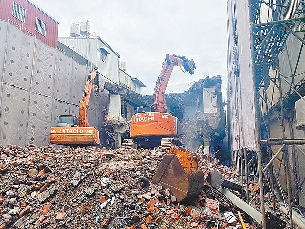桃園市大溪區三元市場危樓拆除作業8日完工,周遭居民也能回歸正常生活。(桃園市建管處提供/呂筱蟬桃園傳真)