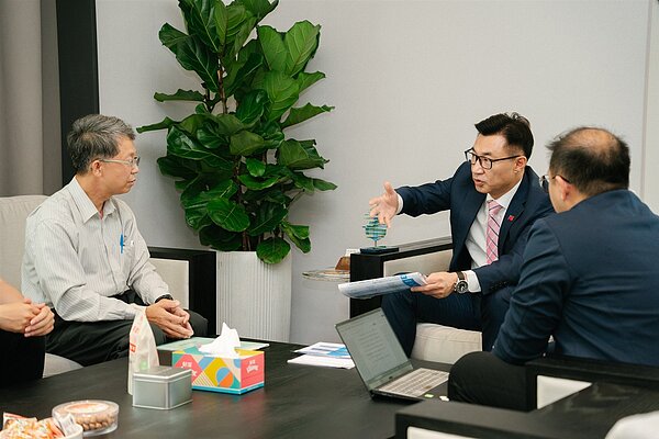 立法院副院長江啟臣表示,中捷「崇德豐原線」整體效益大,請鐵路局、中市府盡速啟動可行性評估。圖/江啟臣提供