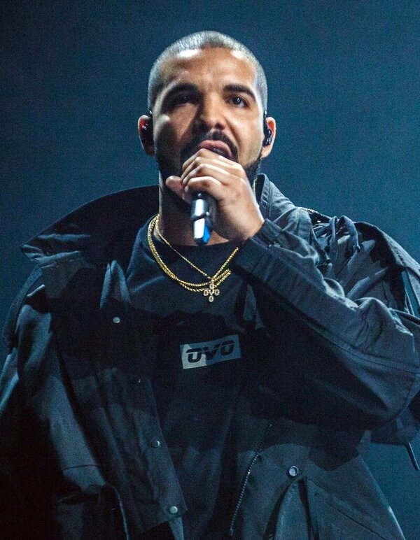 加拿大饒舌歌手Drake的住宅外爆槍擊事件，一名保全中槍且傷勢嚴重。維基百科