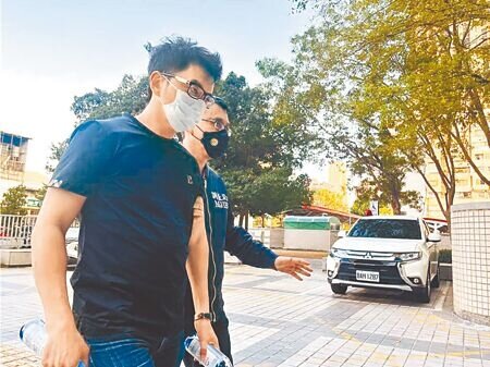 鑽邊境漏洞進口蘇丹紅，引爆食安風波的台商李彥廷（左）與前妻吳女等6人，9日遭高雄地檢署依食安、詐欺等罪起訴，犯罪所得3994萬元沒收，李男一審後裁定以200萬元交保，吳女50萬元交保。（本報資料照片）