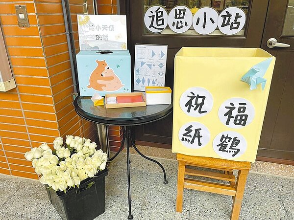 新北市某國中2023年發生割喉命案,涉案乾哥與乾妹9日被依殺人罪起訴。圖為校方案發後設立追思小站,悼念遇害學生。(民眾提供/柯毓庭新北傳真)