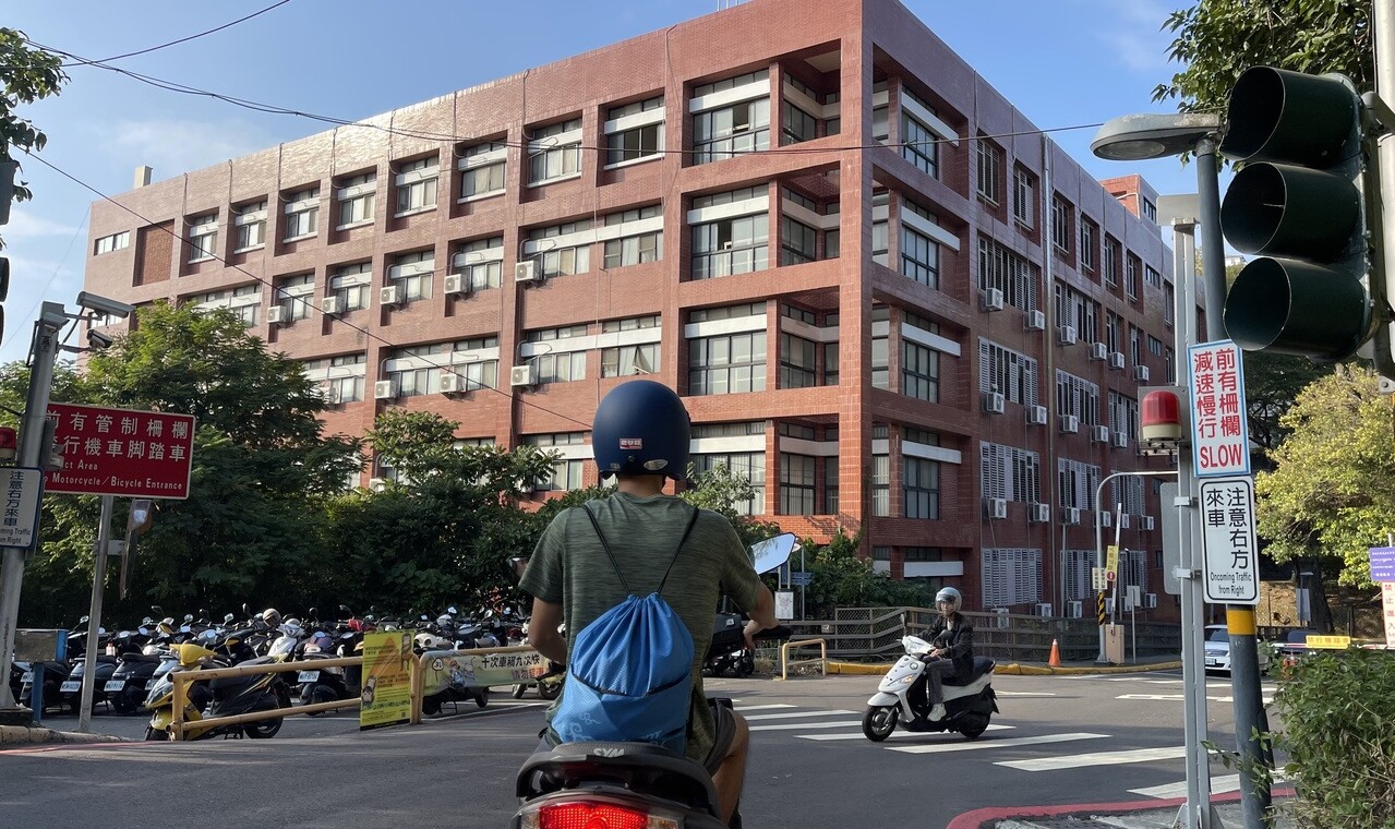 民眾的子女在外求學，去年在學校註冊時所繳交的宿舍費，或在校外租房所支付的租金支出，在今年5月辦理去年綜所稅結算申報時，都能列舉房屋租金支出。圖為南部某大學宿舍，示意圖。 圖／聯合報系資料照片