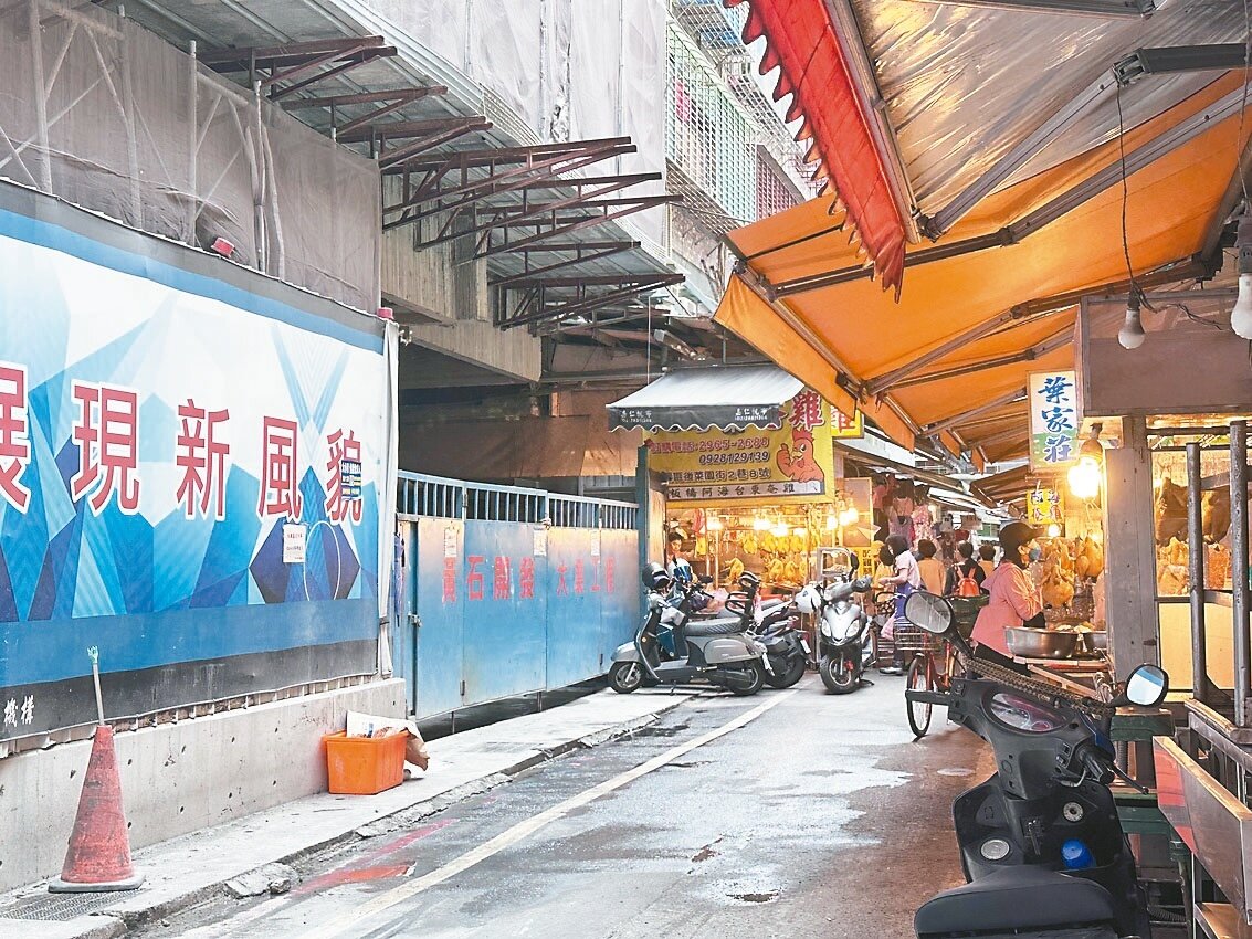 板橋黃石市場有50多年歷史,近年引進BOT市場改建,預計11月底完工。記者張曼蘋/攝影