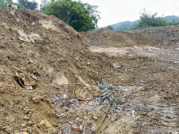 後龍鎮台6線公路1.5公里南端國有地,數度遭不肖業者濫倒廢土及營建廢棄物。圖/苗栗縣環保局提供