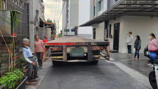 台中市烏日區慶光路868巷108弄路窄又緊鄰民宅,大貨車行經,幾乎占滿車道惹民怨。圖/居民提供