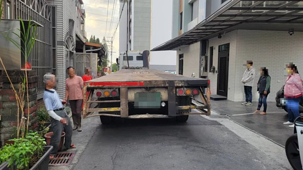 台中市烏日區慶光路868巷108弄路窄又緊鄰民宅，大貨車行經，幾乎占滿車道惹民怨。圖／居民提供