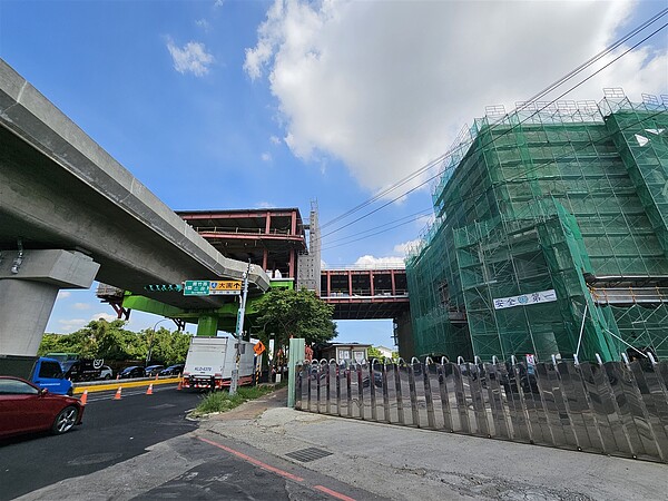 桃園市有多項前瞻軌道建設正在進行中，包括桃園都會鐵路地下化計畫、桃園捷運綠線等，地方配合款與日俱增。圖為捷運綠線蘆竹區G13站站體與軌道工程。聯合報系資料照