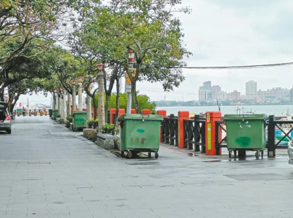淡水、八里觀光區有不少垃圾子母車，市議員陳家琪認為影響景觀。圖／陳家琪提供