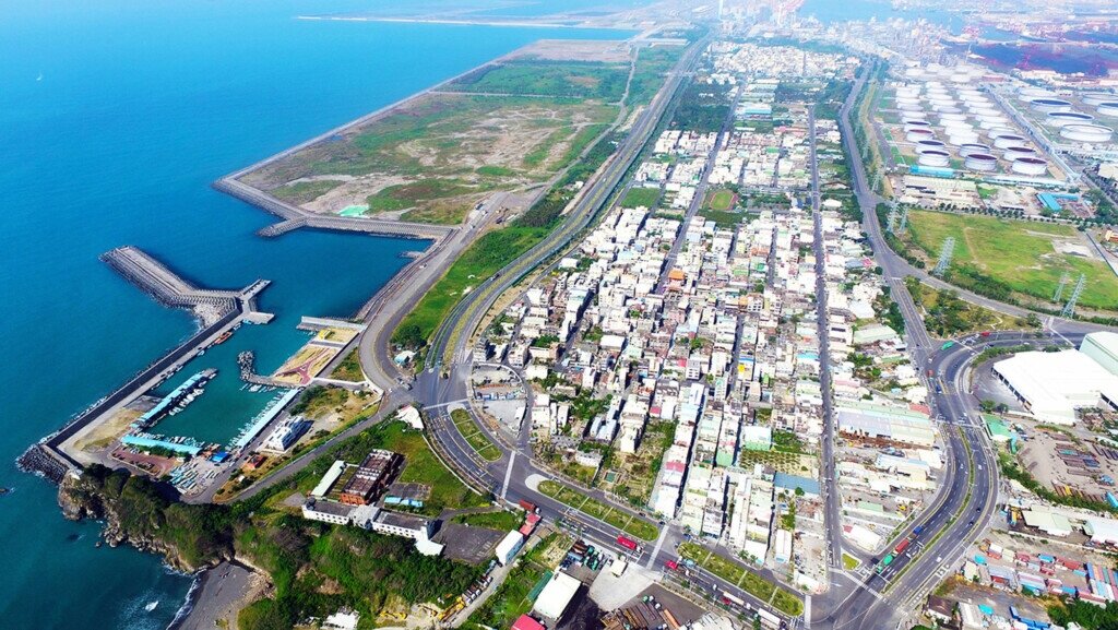 高雄市府針對大林蒲遷村一案,展開至少63場遷村方案選擇意願調查,並說明補償內容與程序,圖片高雄市府臉書提供。