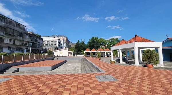 位於新北中和自治街的民享藝文特區,平面部分改做表演舞台已9年,但使用率不高,被認為是閒置空間,只有少數長者會來休息乘涼。記者江婉儀/攝影