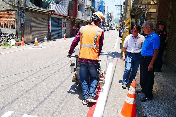 交通局長鍾鳴時到場向里長和居民說明標線畫設用意。圖／交通局提供