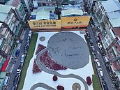 建案不找美女！改邀寵萌「柯爾鴨」時裝工地秀