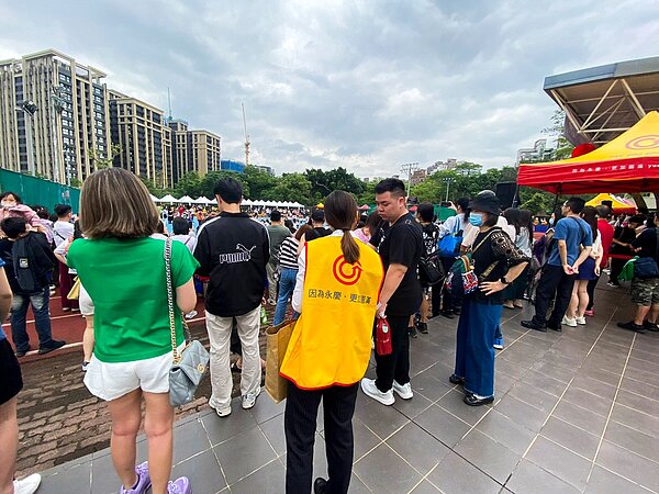 永慶房屋在人群中發送瓶裝水和面紙,讓國光國小學生與家長即時補充水分。