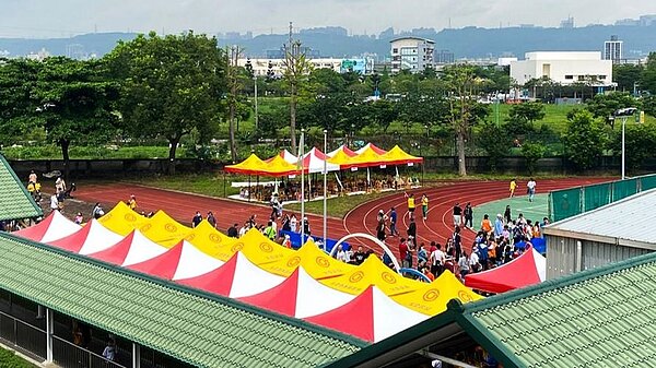 永慶房屋贊助新北市板橋區國光國小56頂帳篷舉辦運動會。