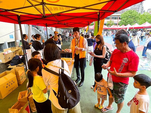 永慶房屋長期參與木柵國小的校慶,設立攤位發送氣球,吸引大小朋友前往攤位領取。