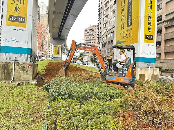 民進黨籍新北市議員鄭宇恩10日在議會質詢,指出蘇貞昌提出方案近兩年,欲了解關渡新橋進度如何?工務局長祝惠美說,為考量淡水左右岸平衡,加上未來還有淡北道路通行,工務局正在針對整體評估中。圖為正在進行整地施工的淡北道路工程。(新北市工務局提供/柯毓庭新北傳真)