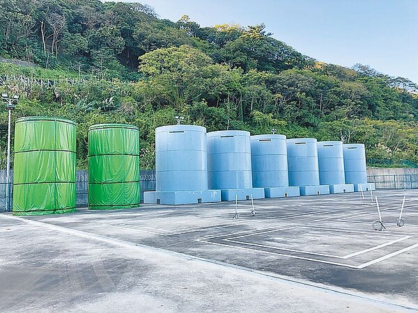 台電共規畫5座室內外乾式貯存場，可收容發電40年的高階核廢料。圖為核一廠第1期乾式貯存場。（台電提供）