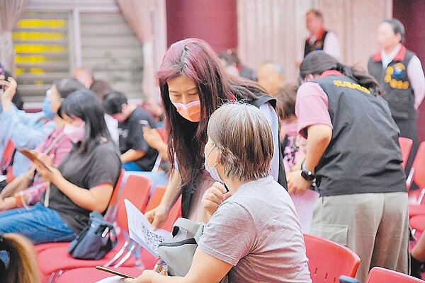 花蓮縣政府規畫興建中繼屋，圖為受災戶參加入住意願調查說明會。（花蓮縣政府提供／王志偉花蓮傳真）