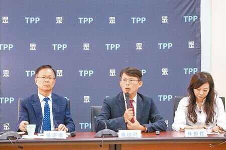 民眾黨立委張楷(左)等10日舉行「國家台鹽綠能竟淪綠友友提款機」記者會,揭發台鹽為推動綠能政策,2017年成立子公司「台鹽綠能」,弊案叢生,經濟部直到4月才對相關人究責。(鄧博仁攝)