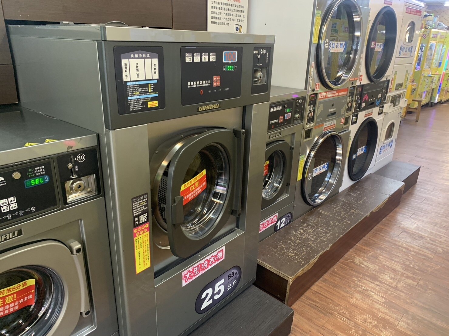 家戶結構小宅化,近來自助洗衣店頗為興盛。全台2023年共2815家自助洗衣店,5年來翻倍成長,並創歷史新高。 圖/聯合報系資料照片