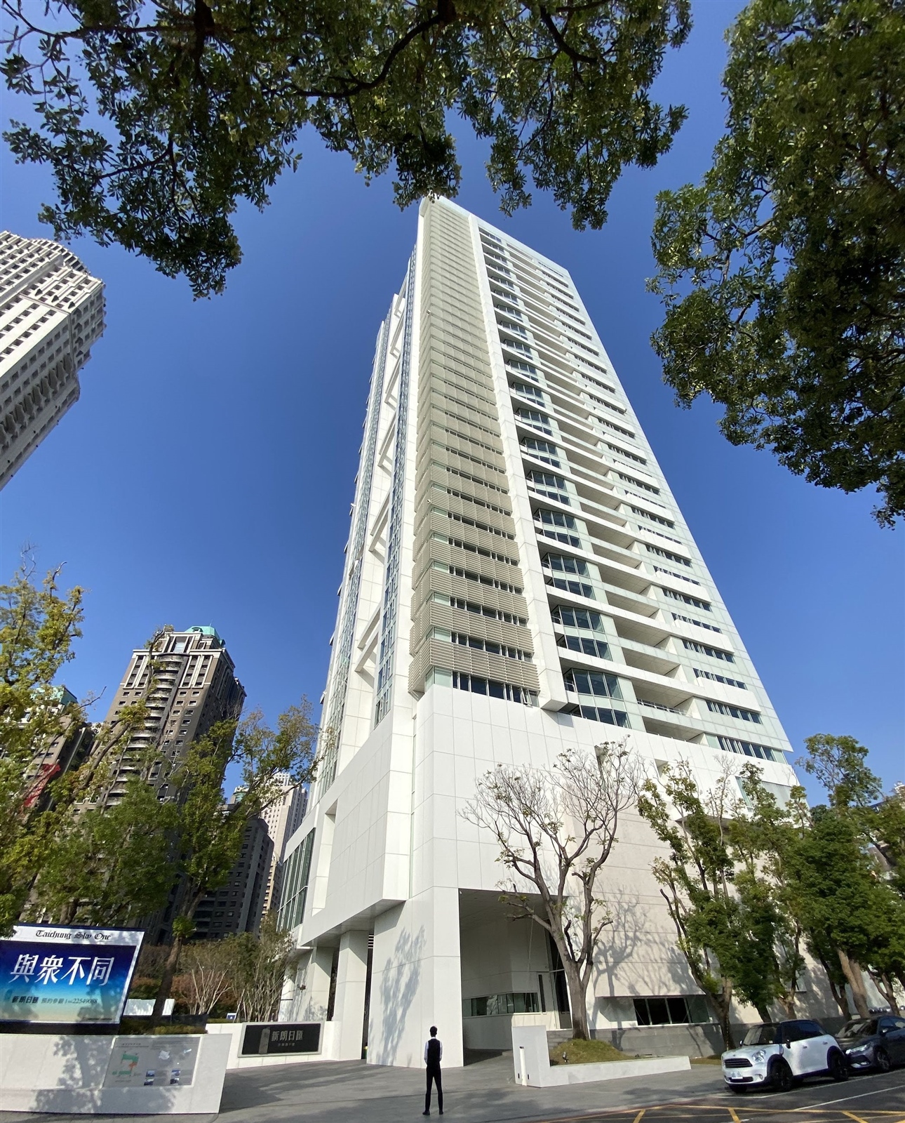台中市七期「新朗日匯」豪宅大樓出自「白派大師」Richard Meier手筆，整棟純白大樓成為特色。記者趙容萱／攝影 