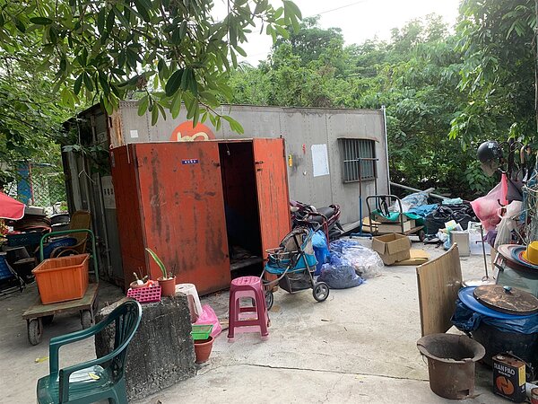 大寮第81期重劃區第3期工程仍有15戶弱勢住戶未搬離,僅住在鄰近工廠的貨櫃屋內,住戶稱補償金無法支應買房,只能淪落於此。記者宋原彰/翻攝
