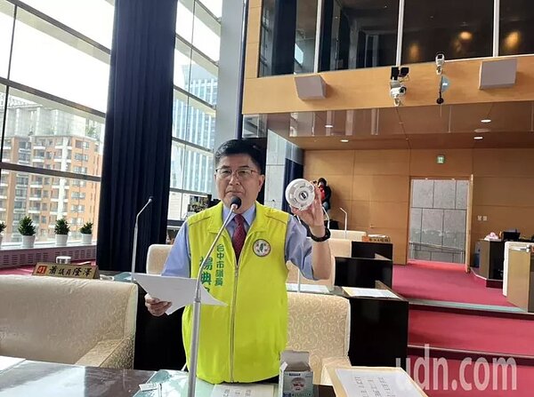 台中市住宅火災警報器安裝率高達98.95%，不過中市獨居老人安裝率僅42.5%，老舊建築多的北區、中區最低，議員楊典忠要求加強安裝。記者洪敬浤／攝影