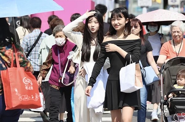 各地晴時多雲,白天熱如夏,注意防曬、防中暑。聯合報資料照片