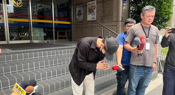 Mr.R10日發錢活動中止後,11日到信義警分局製作筆錄。圖/聯合報記者廖炳棋翻攝