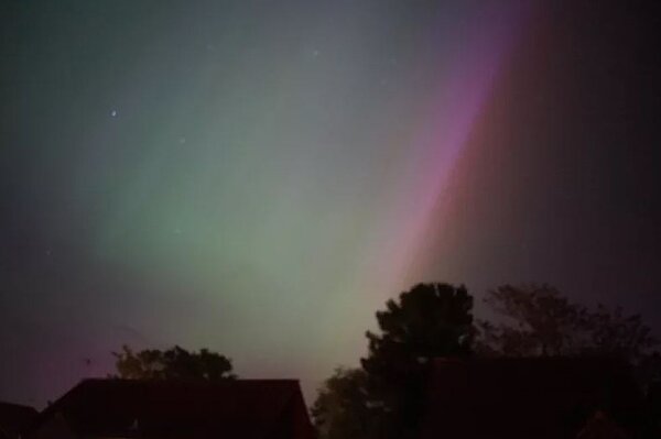 英國劍橋當地10日晚間天空出現極光，讓當地學生感受到地球磁暴反應的強烈。 照片來源／讀者提供