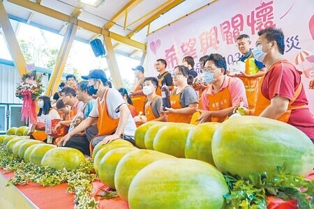 
國民黨立法院黨團總召傅萁表示，0403花蓮大地震再次凸顯續推蘇花安計畫的迫切性。圖為台北希望廣場11日義賣農產品挺花蓮震災農友。（羅永銘攝）
