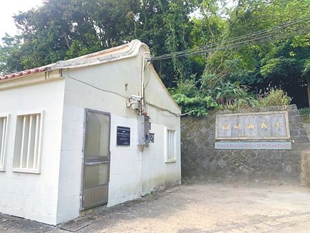 
基隆1名泰籍女移工11日被發現棄屍在大武崙砲台草叢，砲台入口處的公廁發現疑似凶嫌煙蒂。（徐佑昇攝）

