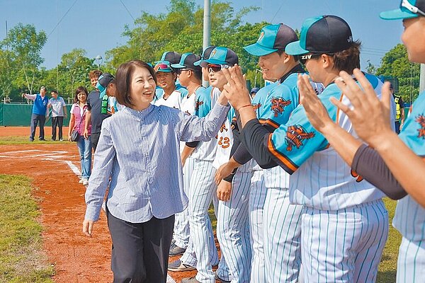 潮州棒球場啟用，屏東縣長周春米（左）向比賽的球員加油打氣。圖／屏東縣政府提供