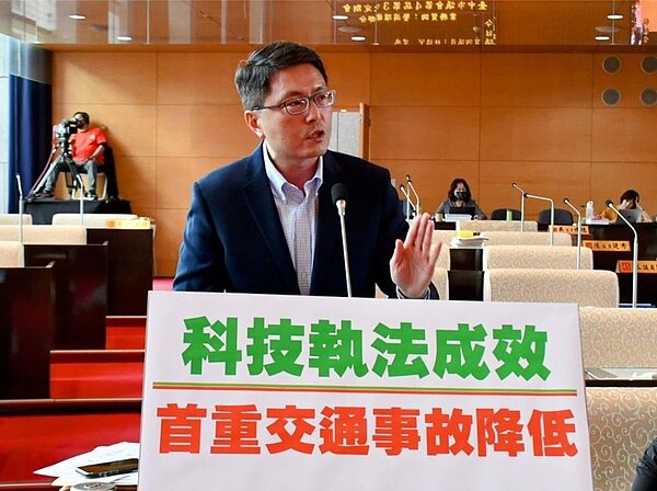 台中市警局在重大路口祭出科技執法,去年開單數近13萬件。民進黨台中市議員林德宇11日要求科技執法路段做好告示和宣導,不只要降低交通事故,違規事件也能同步降低。圖/林德宇提供