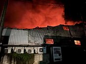 新北三峽印刷工廠大火2人送醫　周邊土城、新莊、板橋聞到臭味