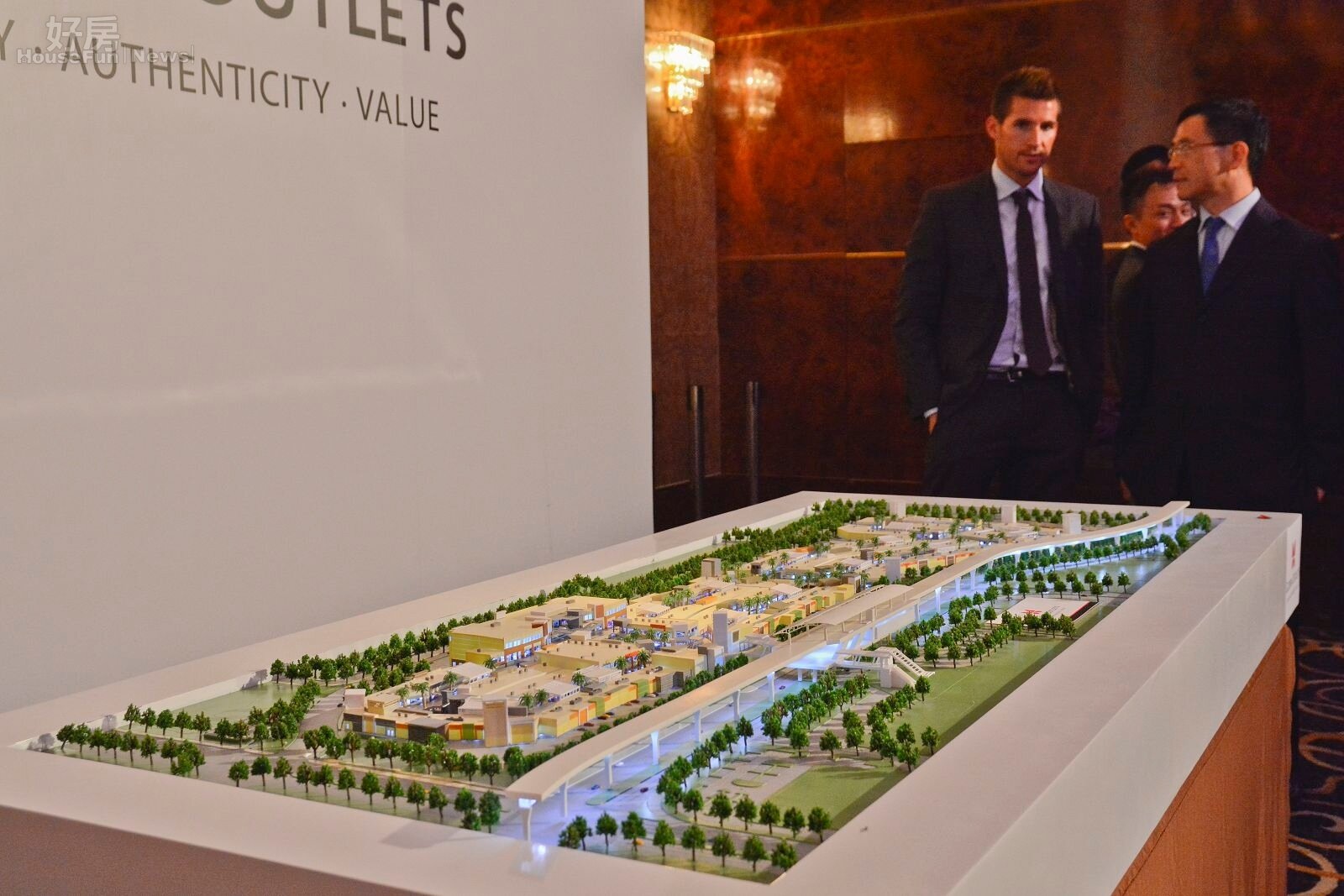 Gloria Outlets簽約記者會,華泰大飯店集團偕同國際折扣名品購物城團隊The Outlet與國泰人壽保險股份有限公司簽約合作,並同時完成高鐵桃園產區開發經營案的簽約儀式,是為台灣第一座國際折扣名品購物城,占地面積約四萬五千多坪,簽約地點為華泰旗下的華漾大飯店。圖為名品購物城的建構模型,圖左為TOC總裁Daniel L.Kelly。(好房News記者 陳韋帆/攝影)