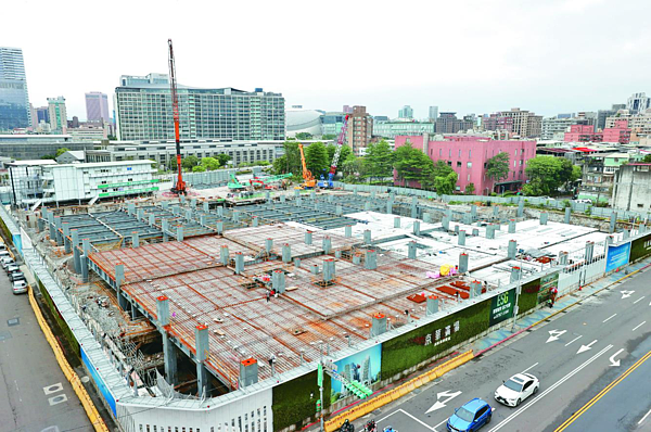 藍綠陣營持續追打「京華城」案。台北市議員陳宥丞表示,台北市長蔣萬安在回給監察院的報告中,指出該案沒有利益衝突跟瑕疵行事,才允許開發,且京華城容積率提高並非一步到位,一切合法取得。圖/聯合報系資料照