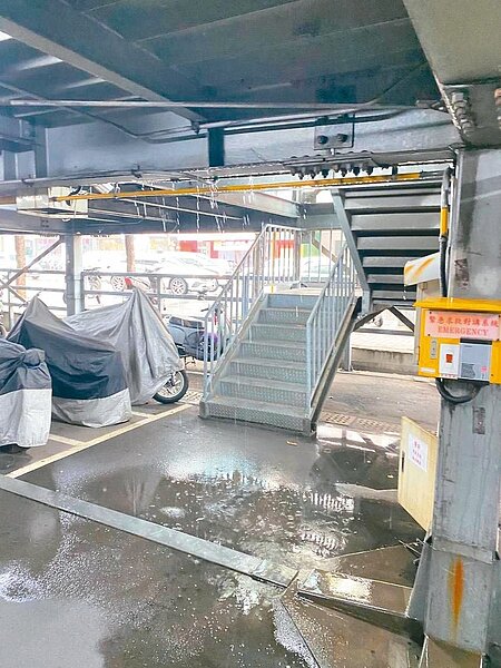 台中市交通局委外稽查公有停車場，近8成未達標準，漢口停車場雨天漏水，場內路面積水嚴重。圖／議員陳俞融提供