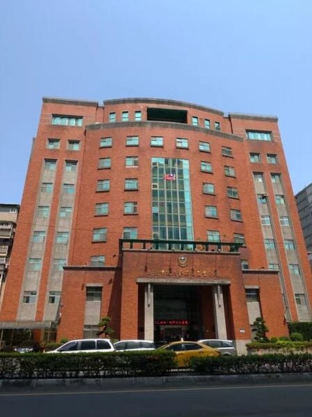 新北市三重區進安街驚傳疑似祖孫三代3屍命案，據稱遺體被人用布綑綁。警方鑑識人員已拉起封鎖線採證中。資料照／三重警分局外觀