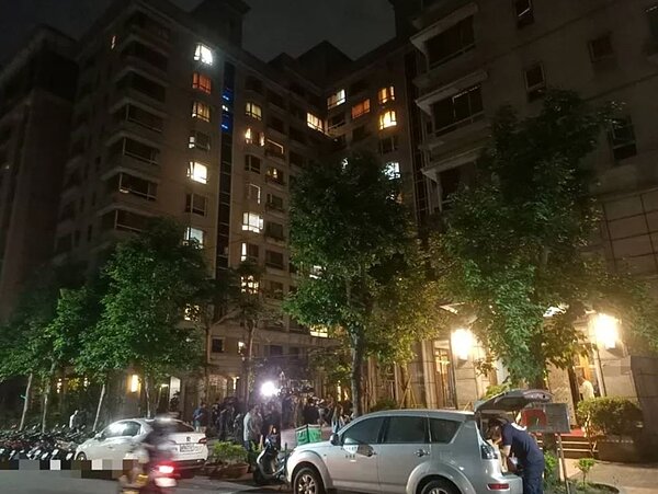 新北市三重區驚傳祖孫三代3屍命案,69歲劉姓老婦和30歲女兒、3歲孫子,被發現躺在臥室同1張床上,每個人身上均裹著1條棉被,已經死亡多日,女婿則下落不明,警方不排除他與命案有關,循線擴大追查中。記者林昭彰/翻攝