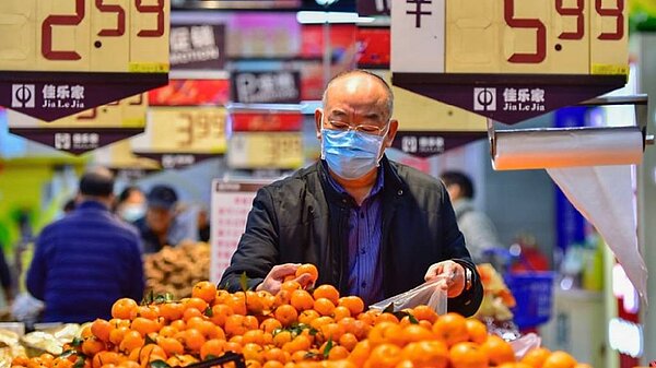 受到服務及原油價格帶動及豬肉、蔬菜等價格走高，4月份CPI呈連續第三個月上漲，年增達0.3％，高於市場預期。圖／新華社