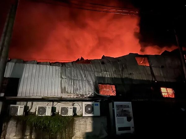 新北市三峽區添福路凌晨0時許發生印刷工廠火警,燃燒印刷機台及紙張,消防局出動大批人車趕往搶救,凌晨4時許撲滅火勢。記者林昭彰/翻攝