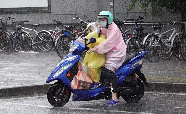鋒面接近,預估下半天之後逐漸會有降雨的影響,午後發展比預期旺盛一些,入夜之後鋒面就會通過,一直會影響到13日白天。聯合報資料照片
