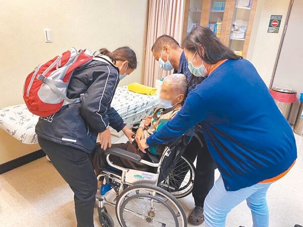 63歲阿發（後排者）靠打零工維生，還要獨力照顧91歲中風臥床老母，被經濟及生活重壓喘不過氣。（弘道基金會提供／陳淑芬台中傳真）