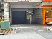 板橋街友醉躺車道口　遭車輾3小時後亡