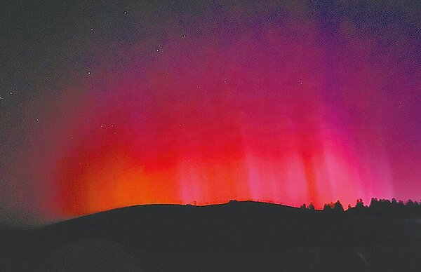 中央氣象署10日發布「地球磁暴」示警,中美等世界多國也相繼發布磁暴警告,全球多地出現極光。圖為11日在新疆烏魯木齊出現的極光。(新華社)